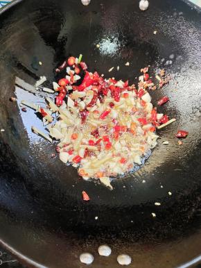 另起锅烧油，放入生姜，蒜瓣，花椒，干辣椒，小米辣爆香！