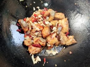 放入炸好的鲶鱼块翻炒均匀！