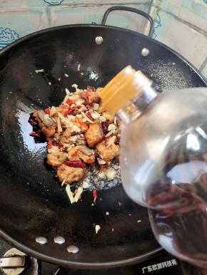 放入适量的生抽调味！