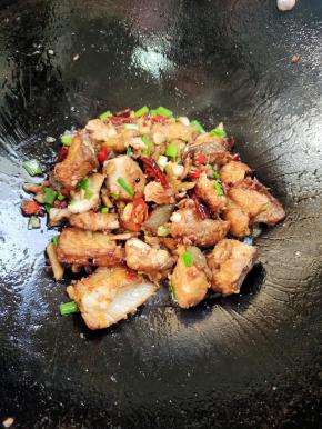 起锅前放入适量的鸡精和蒜苗翻炒均匀即可食用！