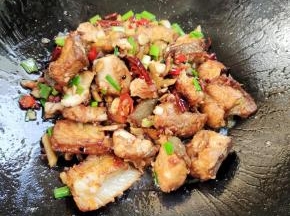 起锅前放入适量的鸡精和蒜苗翻炒均匀即可食用！