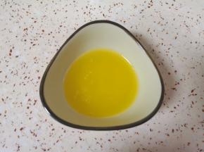 黄油隔热水融化。