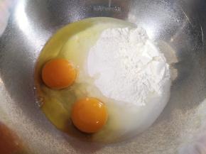 打蛋盆里加入无蔗糖蛋糕粉和纯净水，打入鸡蛋。