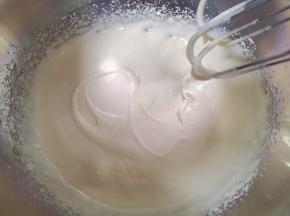 用电动打蛋器打发至，提起打蛋器画图案不易消失。
