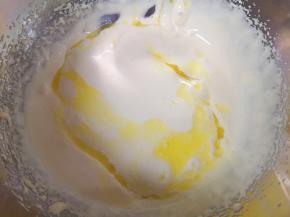 加入融化的黄油翻拌均匀。