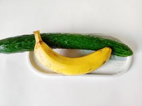 准备好一根黄瓜，一根香蕉。