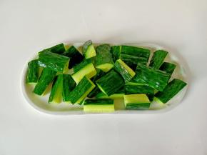 黄瓜用刀背刮去表面的刺，洗净切成段。