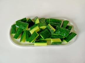 黄瓜用刀背刮去表面的刺，洗净切成段。