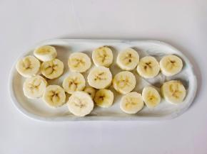 香蕉剥皮切小段备用。