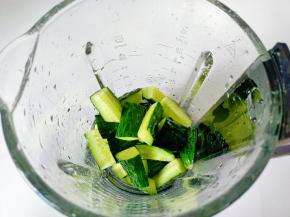把黄瓜段放破壁机。