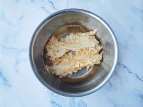 首先提前一天泡花胶，清水泡1小时，