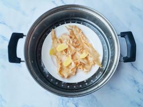 然后花胶上加3片姜、蒸锅水中滴几滴料酒，上锅蒸十分钟左右，取出放冰箱冷藏一晚上。