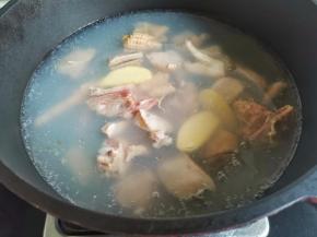 鸡肉冷水下锅加些姜片、料酒煮出浮沫洗干净备用。