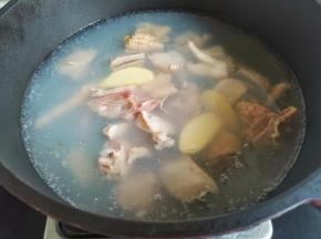 鸡肉冷水下锅加些姜片、料酒煮出浮沫洗干净备用。