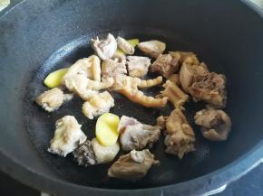 锅中热油，放鸡块炒干水分，