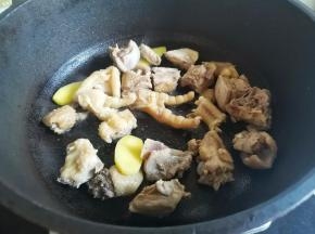 锅中热油，放鸡块炒干水分，
