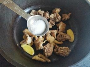 加一大勺盐，料酒，