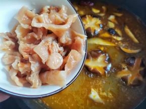 煮开后加入花胶、