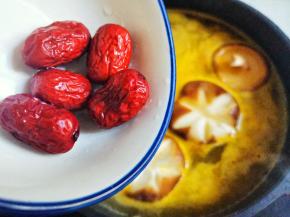 红枣转小火炖1小时，