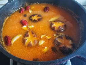 炖煮好的花胶鸡汤中加入南瓜泥，让鸡汤变成诱人的金汤色，再煮10分钟。