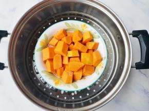 南瓜去皮切块蒸熟。