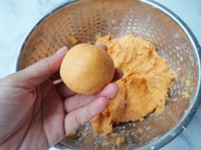 取30克面团揉圆，