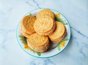 油温烧至6成热，