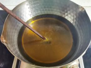 放入南瓜饼小火慢炸，一分钟翻一次面，炸到饼干表层呈较深的金黄色就可以啦。