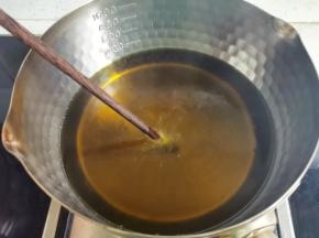 放入南瓜饼小火慢炸，一分钟翻一次面，炸到饼干表层呈较深的金黄色就可以啦。