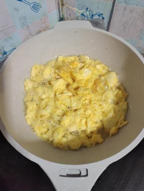 鸡蛋打散炒熟！