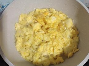 鸡蛋打散炒熟！