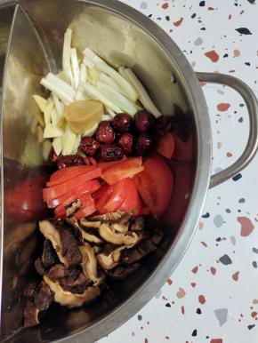 煮好的浓汤倒进鸳鸯锅中，清汤锅底就做好了！