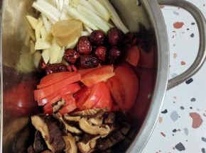 煮好的浓汤倒进鸳鸯锅中，清汤锅底就做好了！