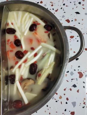 鸳鸯火锅当然少不了麻辣味的！
一块火锅底料，花椒，干辣椒，葱姜，冰糖，盐，鸡精和味精！