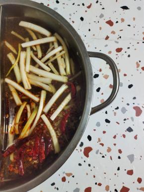 鸳鸯火锅的两个锅底就做好了！