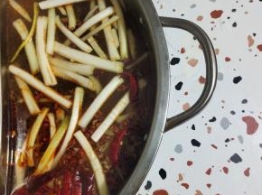 鸳鸯火锅的两个锅底就做好了！