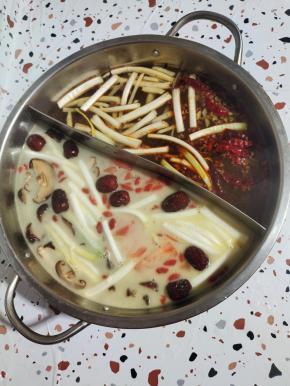 放入自己喜欢吃的配菜，肉类就可以开始涮火锅啦！（我准备的配菜有:乌鸡卷，牛肉丸，香菇鸡肉丸，腐竹，宽粉，冻豆腐，龙虾球，蒜苗，香菜，藕片，墨鱼仔！）