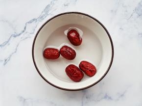红枣洗净。