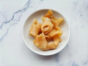 提前泡好的花胶切小块。