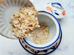 炖碗中放入燕麦，