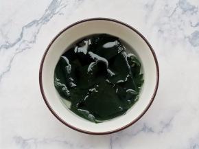 裙带菜泡发。