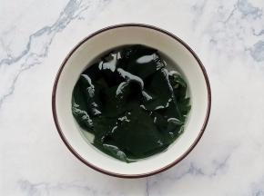 裙带菜泡发。