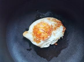 鸡蛋煎熟盛出备用。