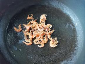 另起锅热油，放入虾仁，
