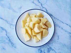 土豆去皮切块。