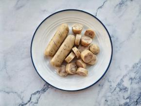 香肠2根切花刀，2根切片。