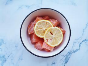 三文鱼切小块，挤柠檬水去腥