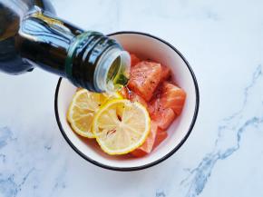 橄榄油腌制10分钟。