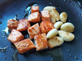 三文鱼大蒜煎熟，