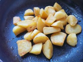 土豆煎至两面金黄。